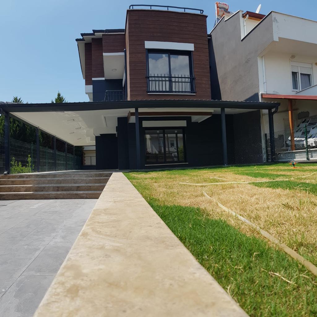 DİKİLİ SALİHLER SATILIK 4+1 VİLLA