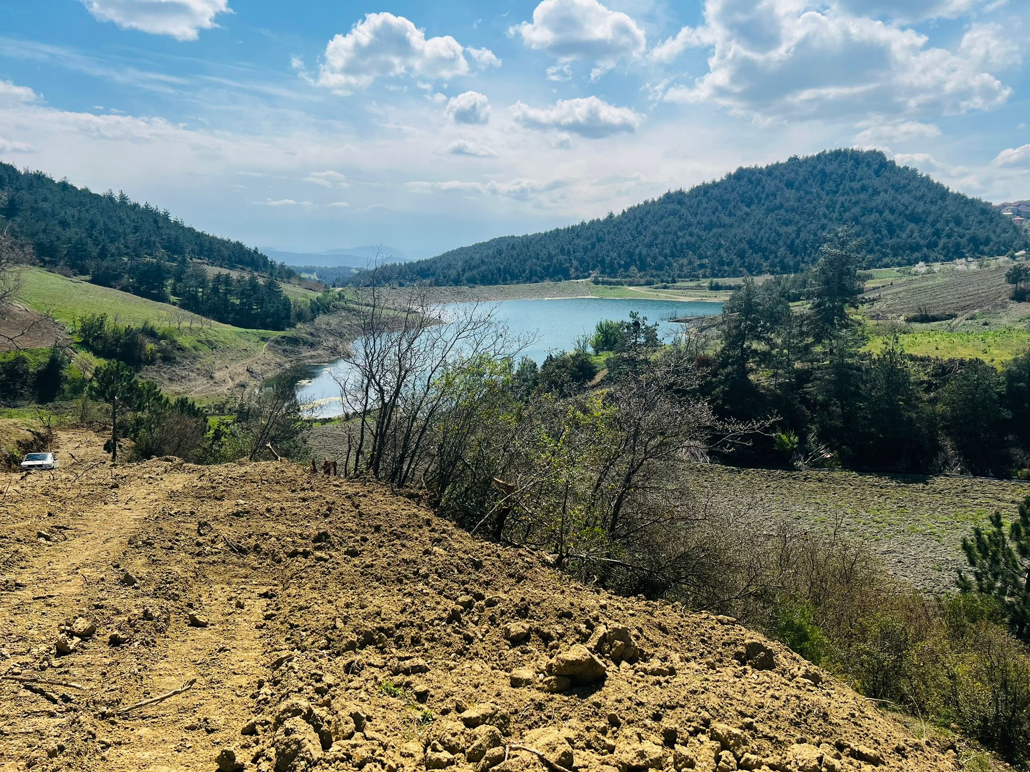 Geyve Sekiharman’da Göl Kenarı, 12 Dönüm Kullanımlı Tarla – Yatırıma Uygun!