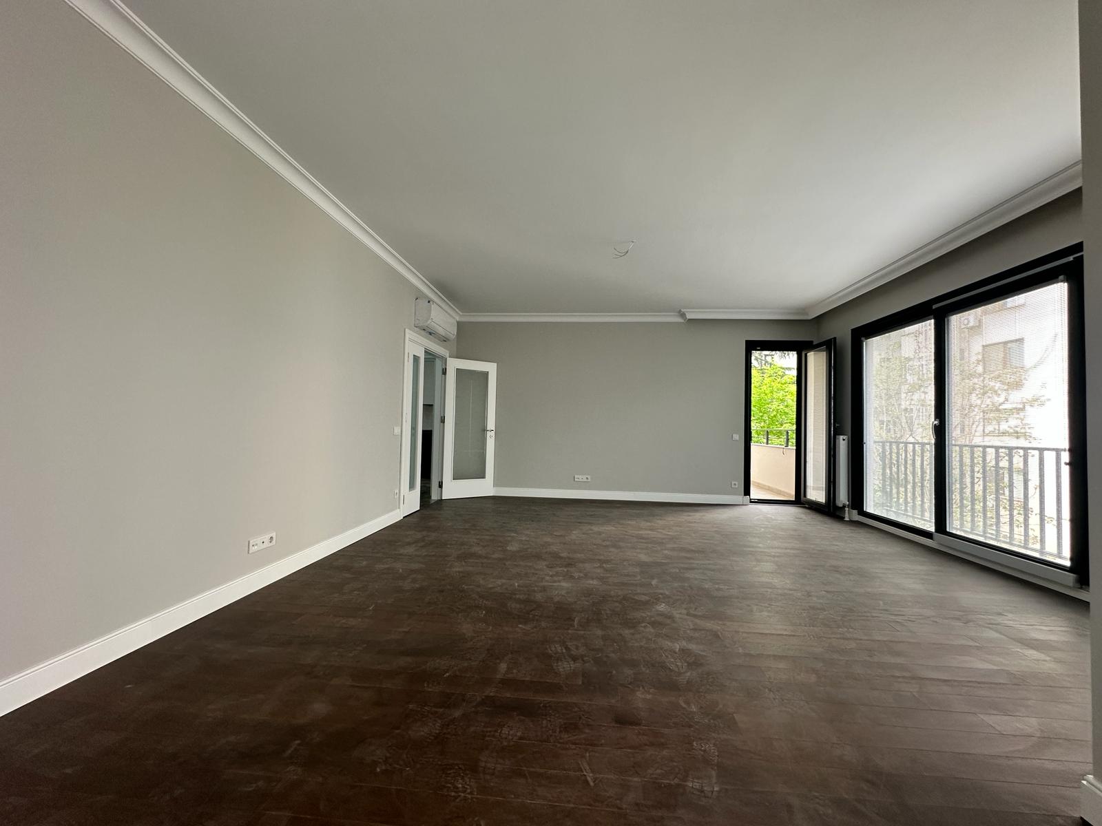 CADDEBOSTAN'DA BAĞDAT CADDESİ'NE YAKIN, LUX 4+1 DAİRE