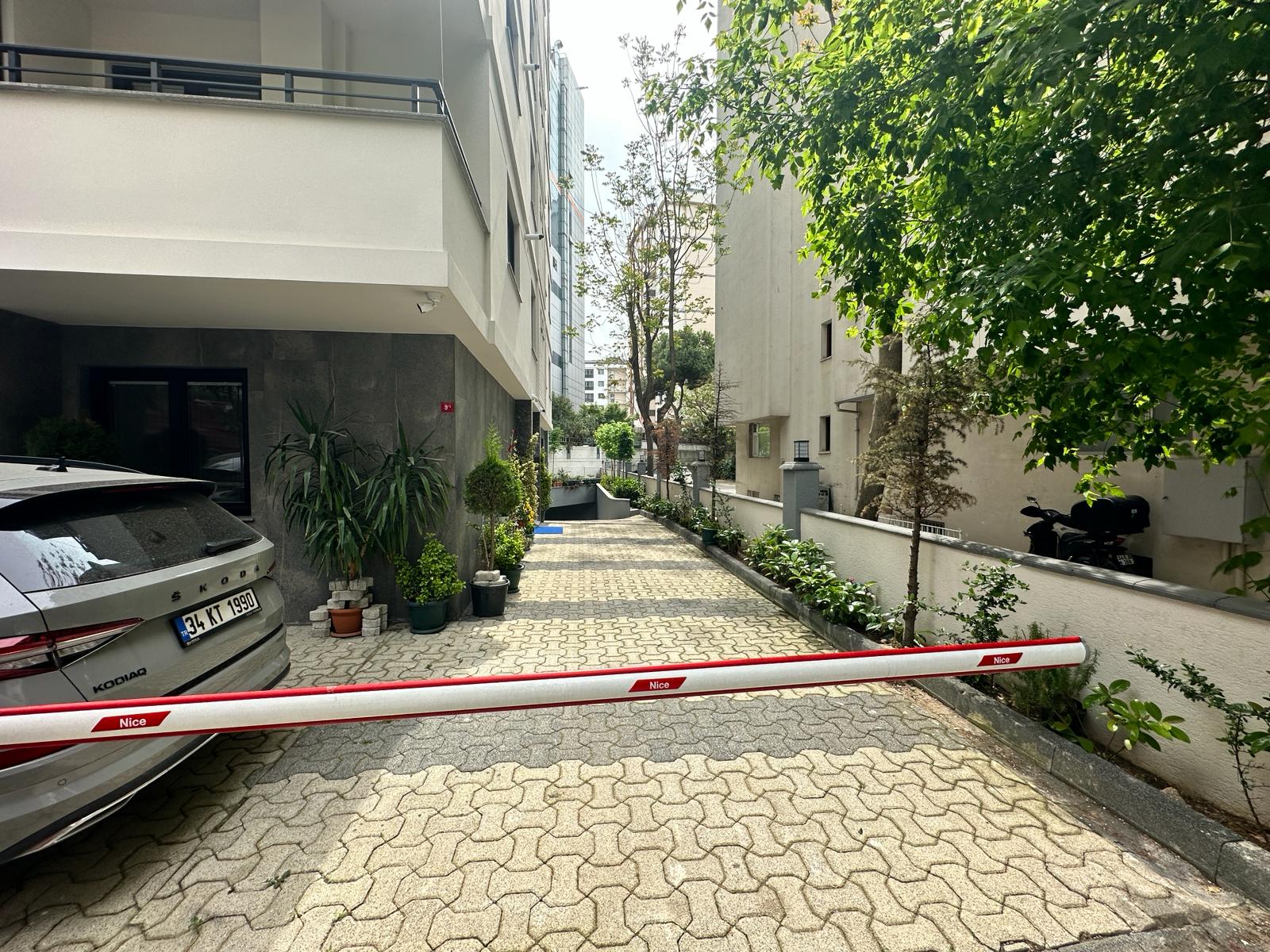 CADDEBOSTAN'DA BAĞDAT CADDESİ'NE YAKIN, LUX 4+1 DAİRE
