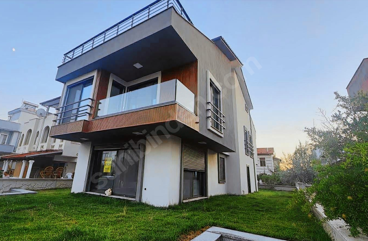 Dikili Merkezde Satılık 3+1 Triplex Villa – Denize 350 Metre Mesafede