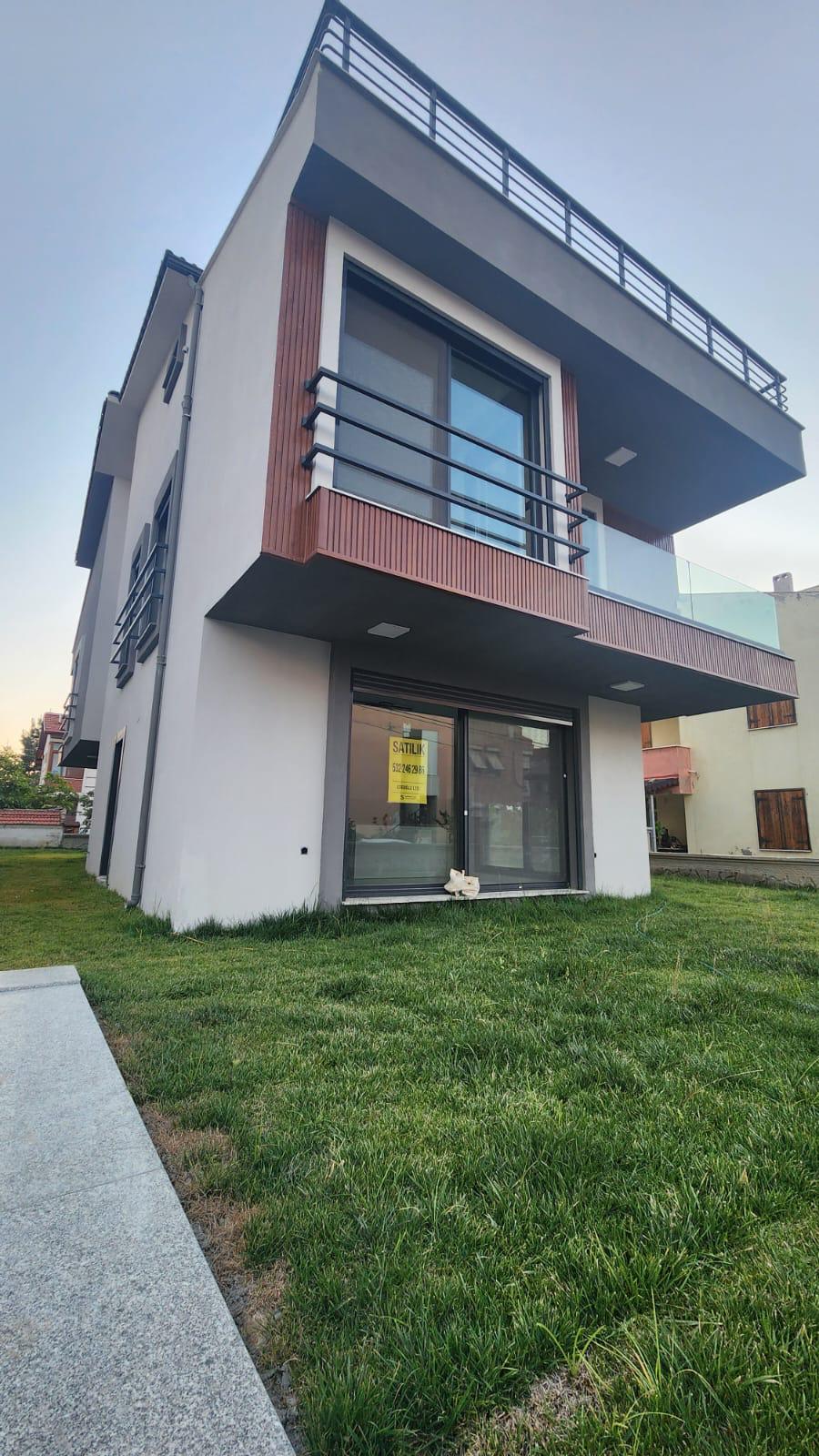 Dikili Merkezde Satılık 3+1 Triplex Villa – Denize 350 Metre Mesafede